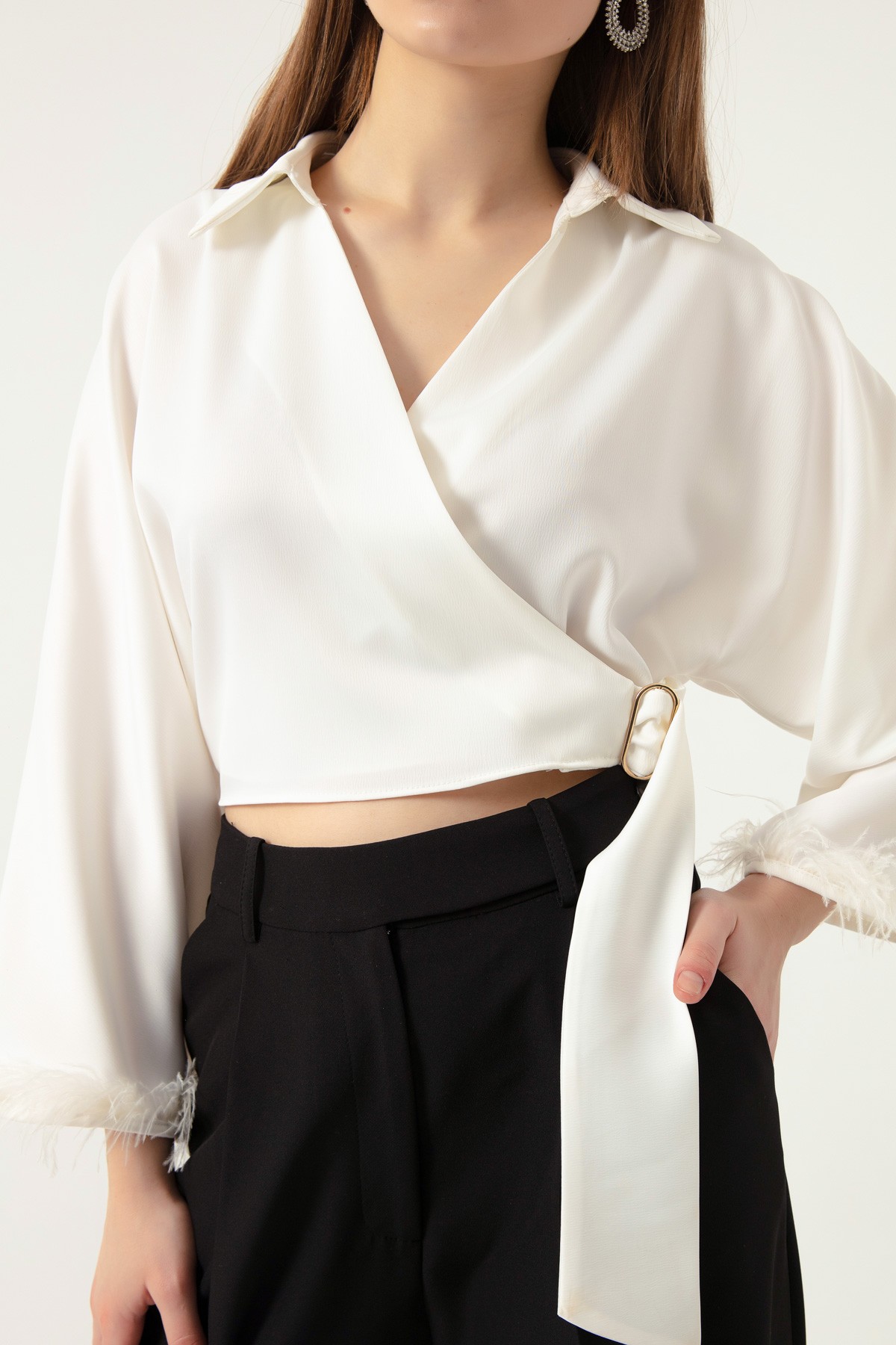 Kadın Kruvaze Yaka Kolları Tüylü Saten Crop Bluz - Beyaz