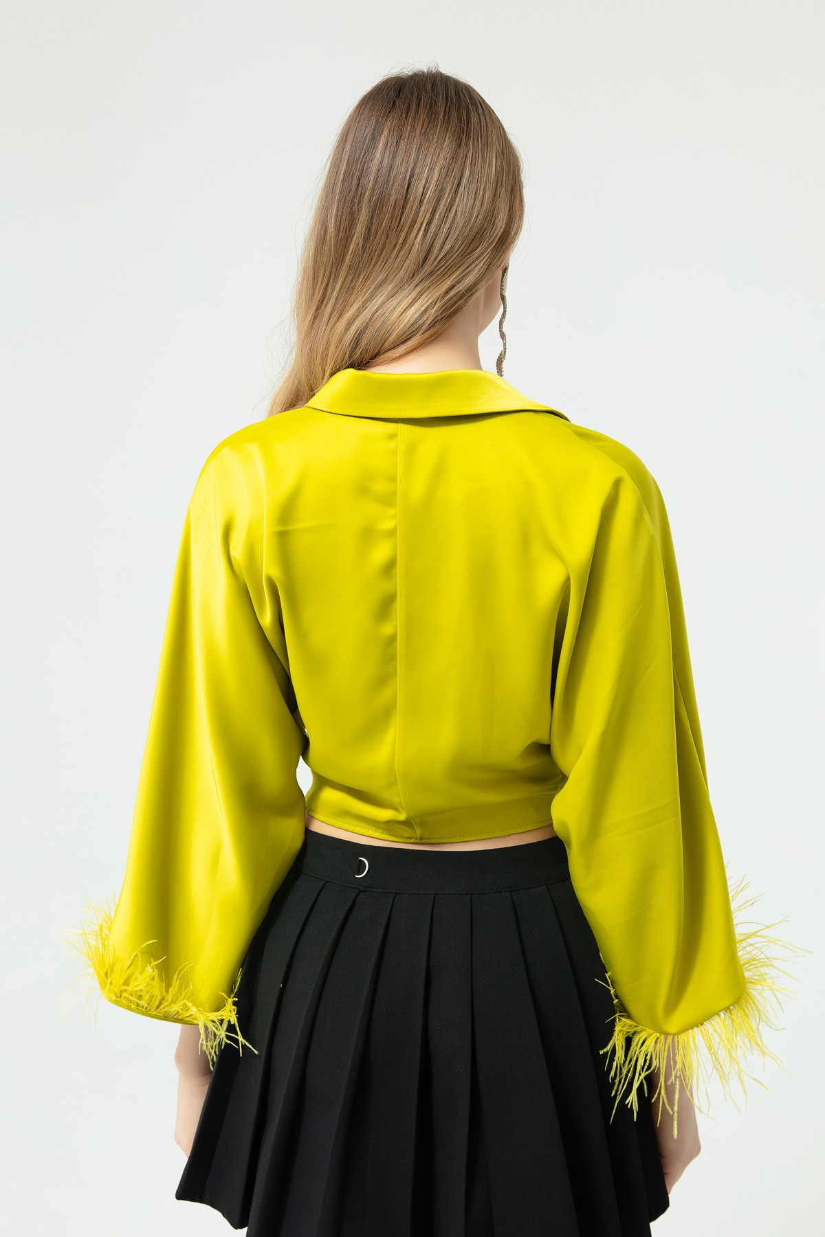 Kadın Kruvaze Yaka Kolları Tüylü Saten Crop Bluz - Fıstık Yeşili