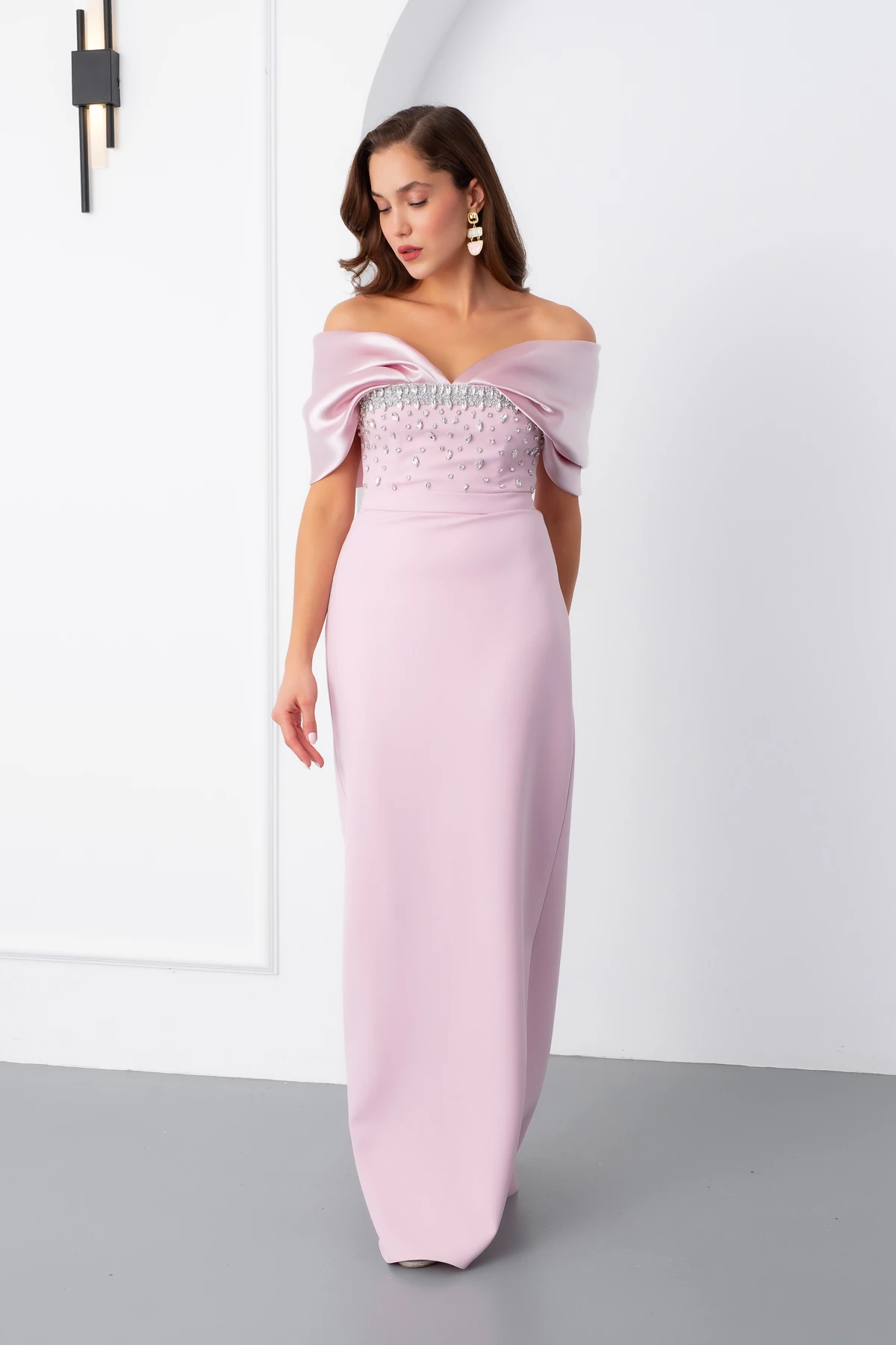 Kadın Kayık Yaka Göğsü Taşlı Uzun Abiye Elbise - Pudra