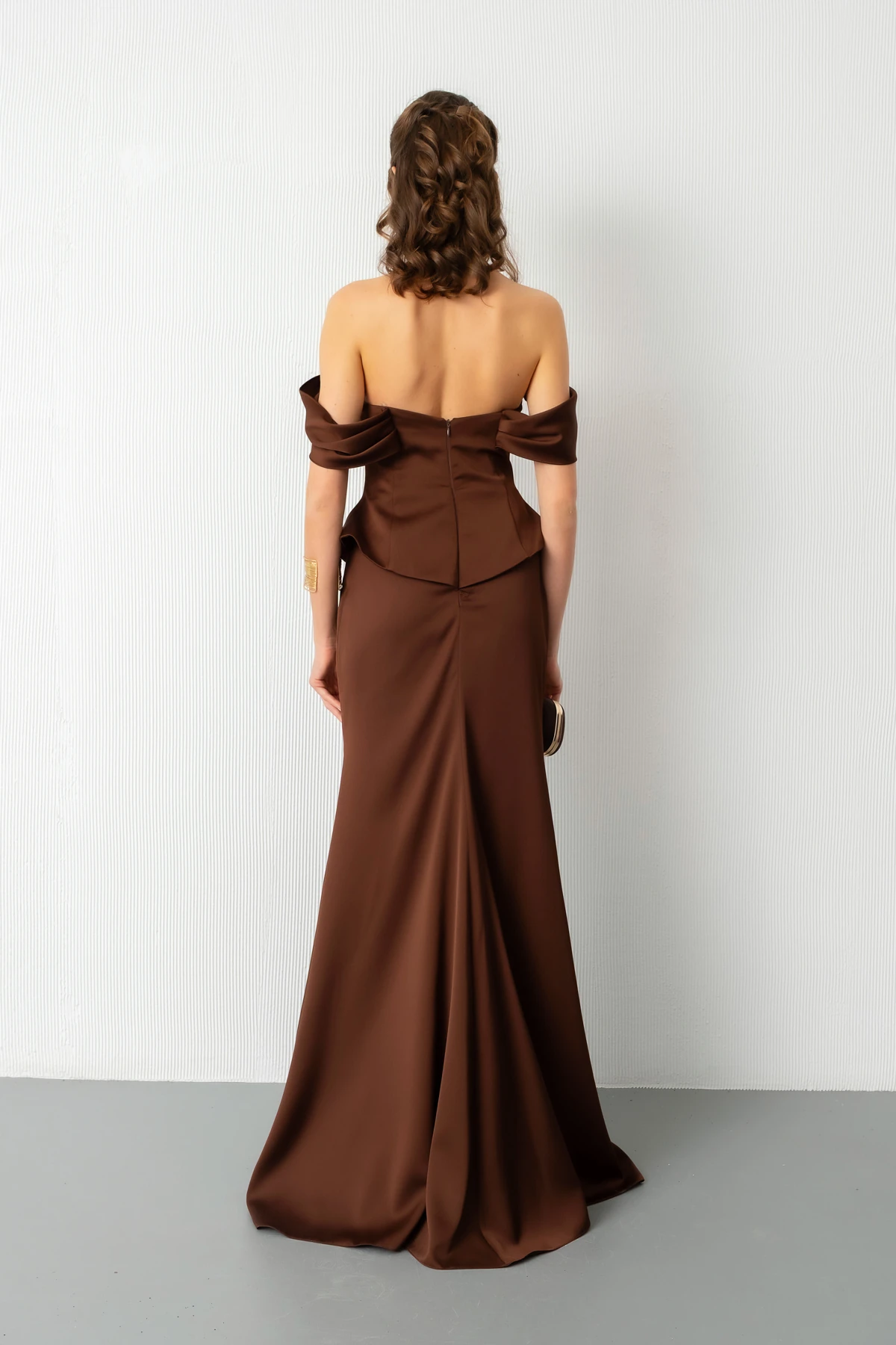 Kadın Kayık Yaka Balenli Peplum Kesim Saten Abiye Elbise - Kahverengi