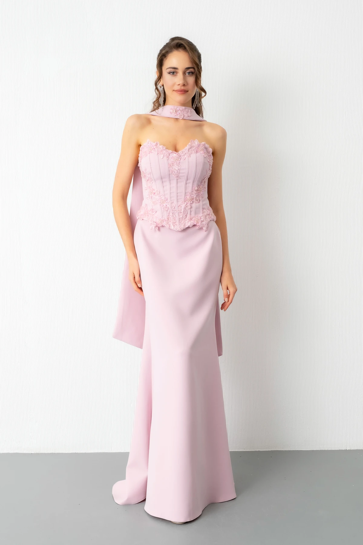 Kadın Güpür Aplikeli Balen Korse Detay Uzun Söz Nişan Abiye Elbise - Pudra