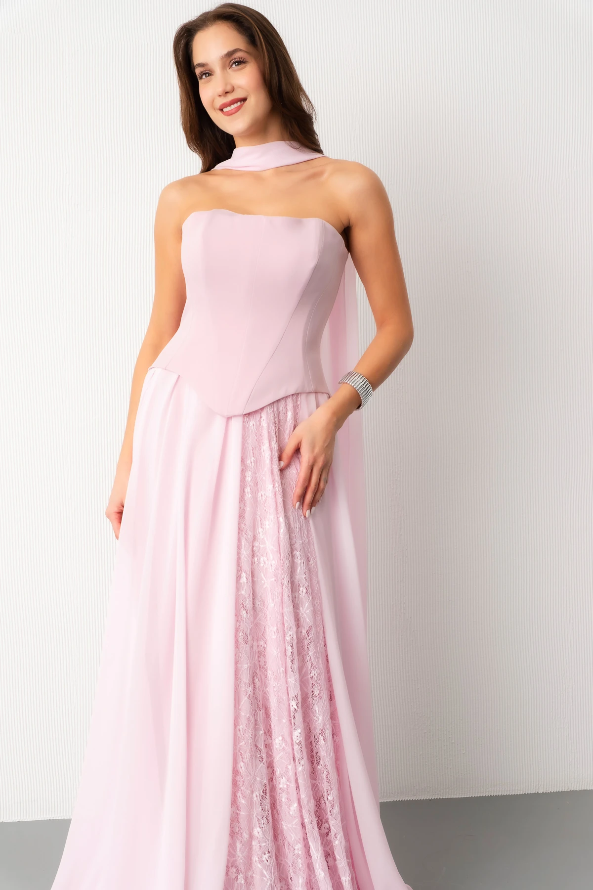 Kadın Straplez Yaka Piliseli Dantel Detay Uzun Abiye Elbise - Pudra