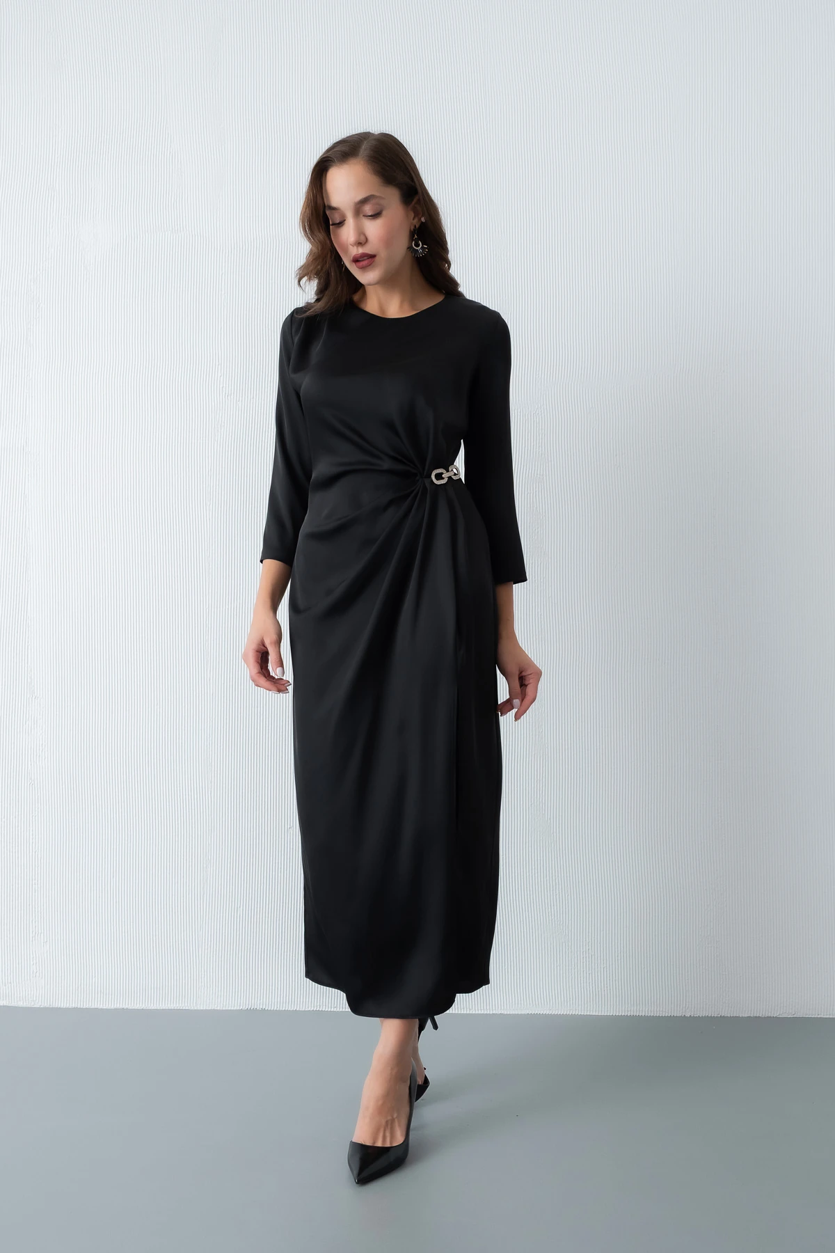 Kadın Aksesuar Detay Saten Davet Elbisesi - Siyah