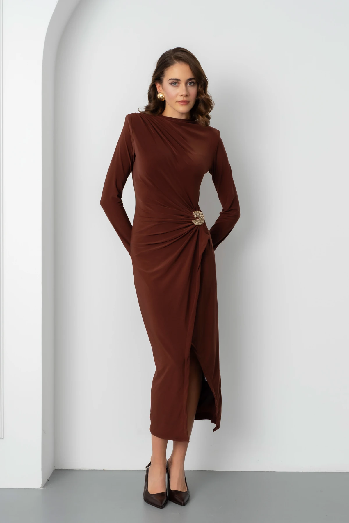 Kadın Aksesuar Detay Midi Elbise - Kahverengi