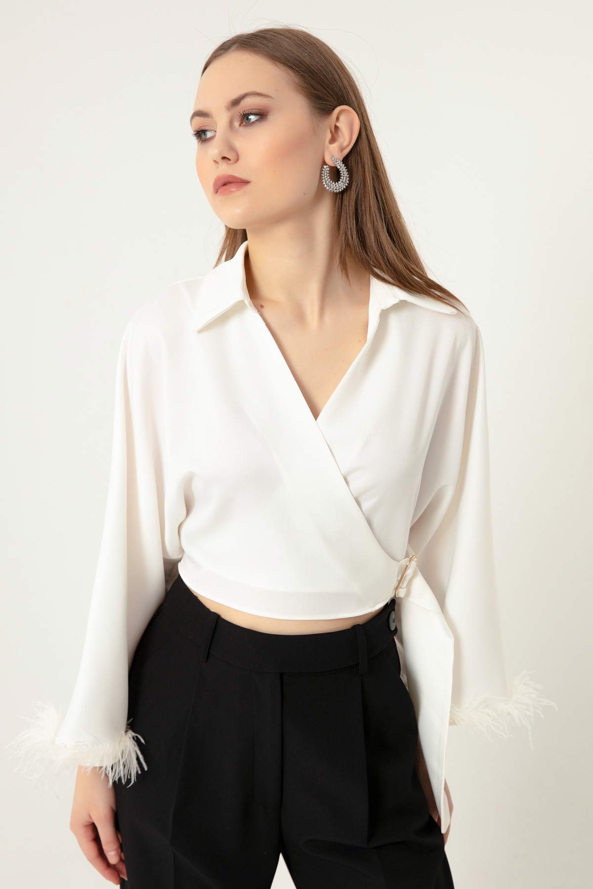 Kadın Kruvaze Yaka Kolları Tüylü Saten Crop Bluz - Beyaz