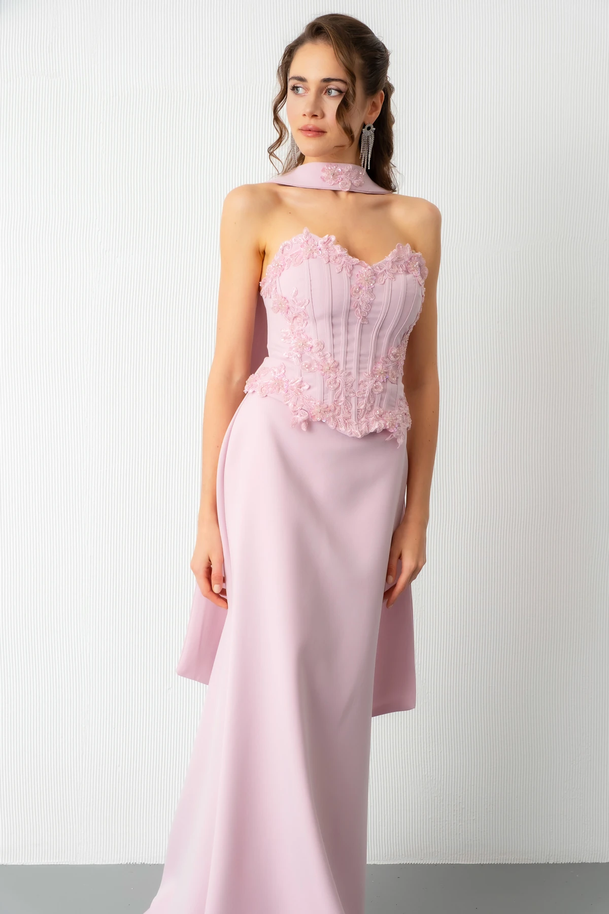 Kadın Güpür Aplikeli Balen Korse Detay Uzun Söz Nişan Abiye Elbise - Pudra