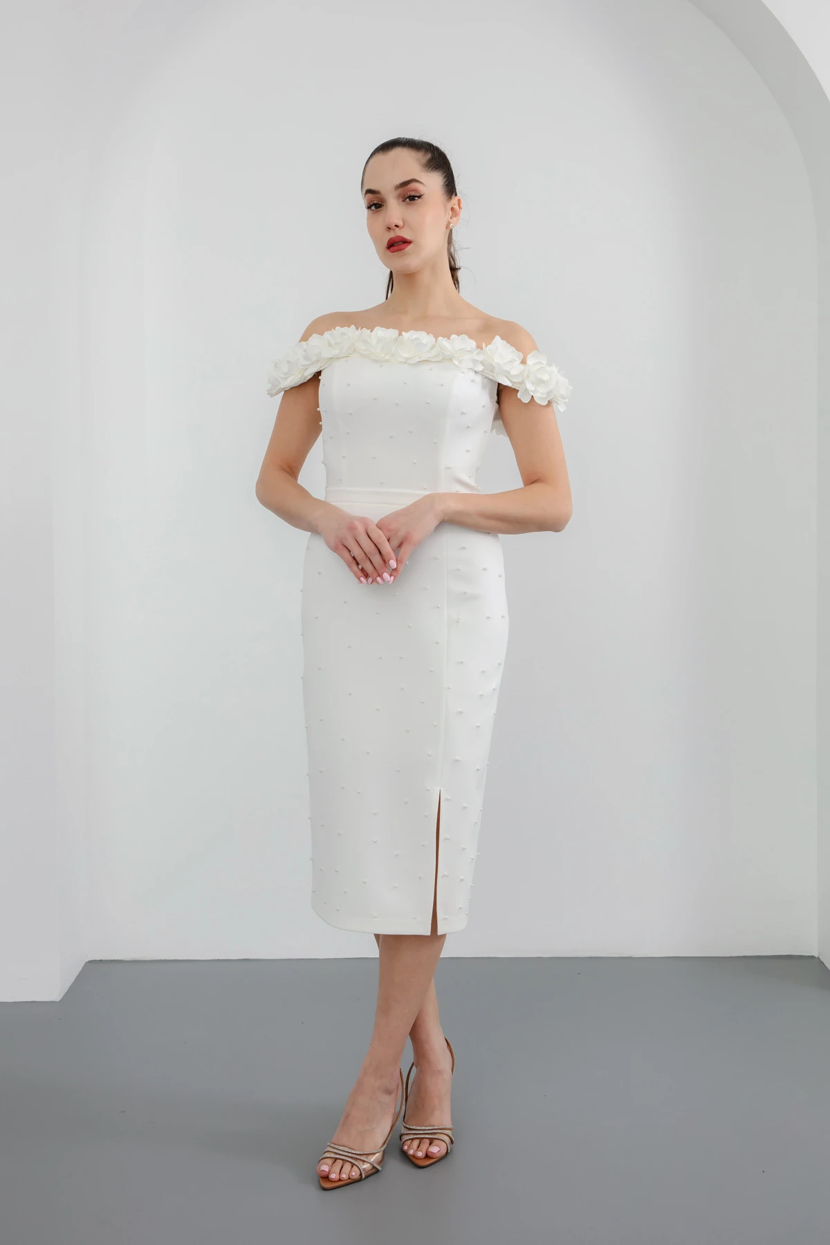 Kadın Yakası Çiçekli İncili Söz Nişan Nikah Abiye Elbise - Beyaz