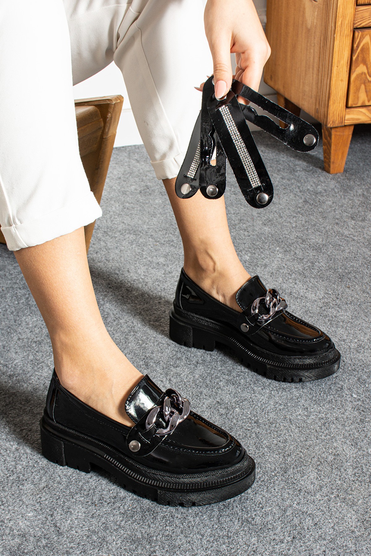 Aura Üç Farklı Aksesuar Detaylı Loafer Ayakkabı - Rugan Siyah