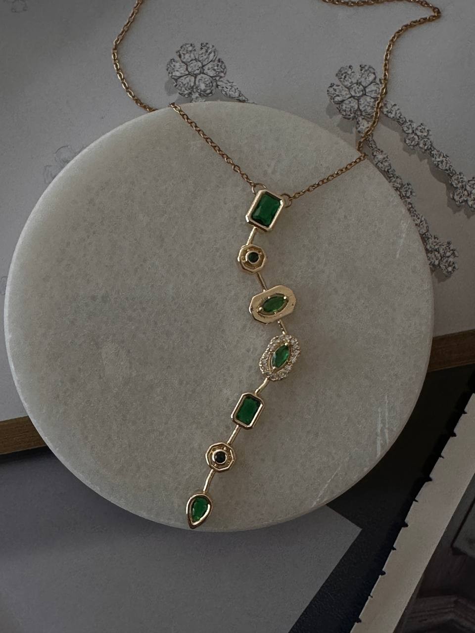 Gold Renk Paslanmaz Çelik Zirkon Yeşil Taşlı ( Y ) Tasarım Kolye Uzunluk 45 cm.