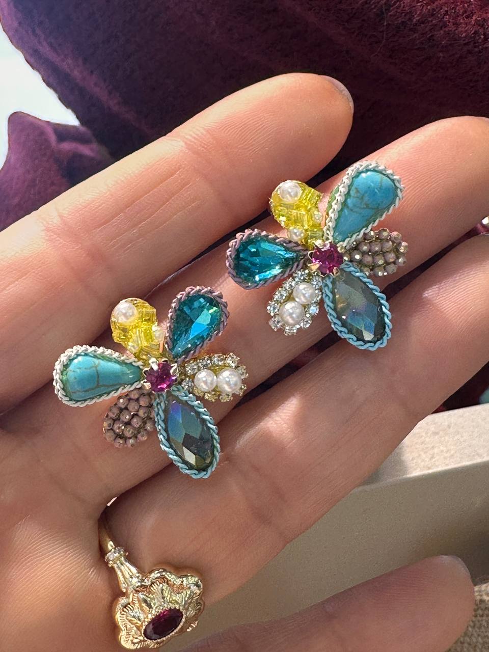 Vip Seri Gold Renk Kristal Renkli Taşlı Çiçek Figürlü Küpe En Boy 2,5 cm.