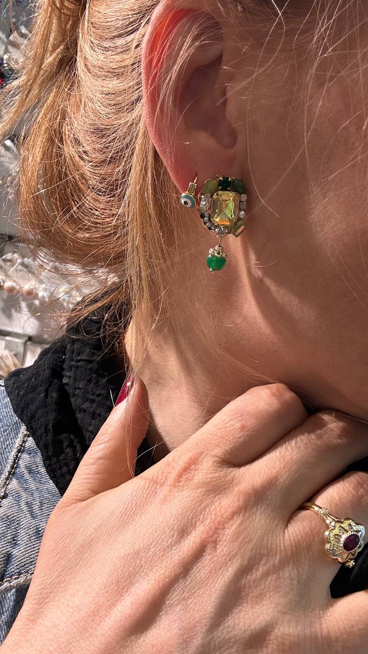 Vip Seri Gold Renk Kristal Renkli Taşlı Küpe Genişlik 1,5 cm. Uzunluk 3 cm.