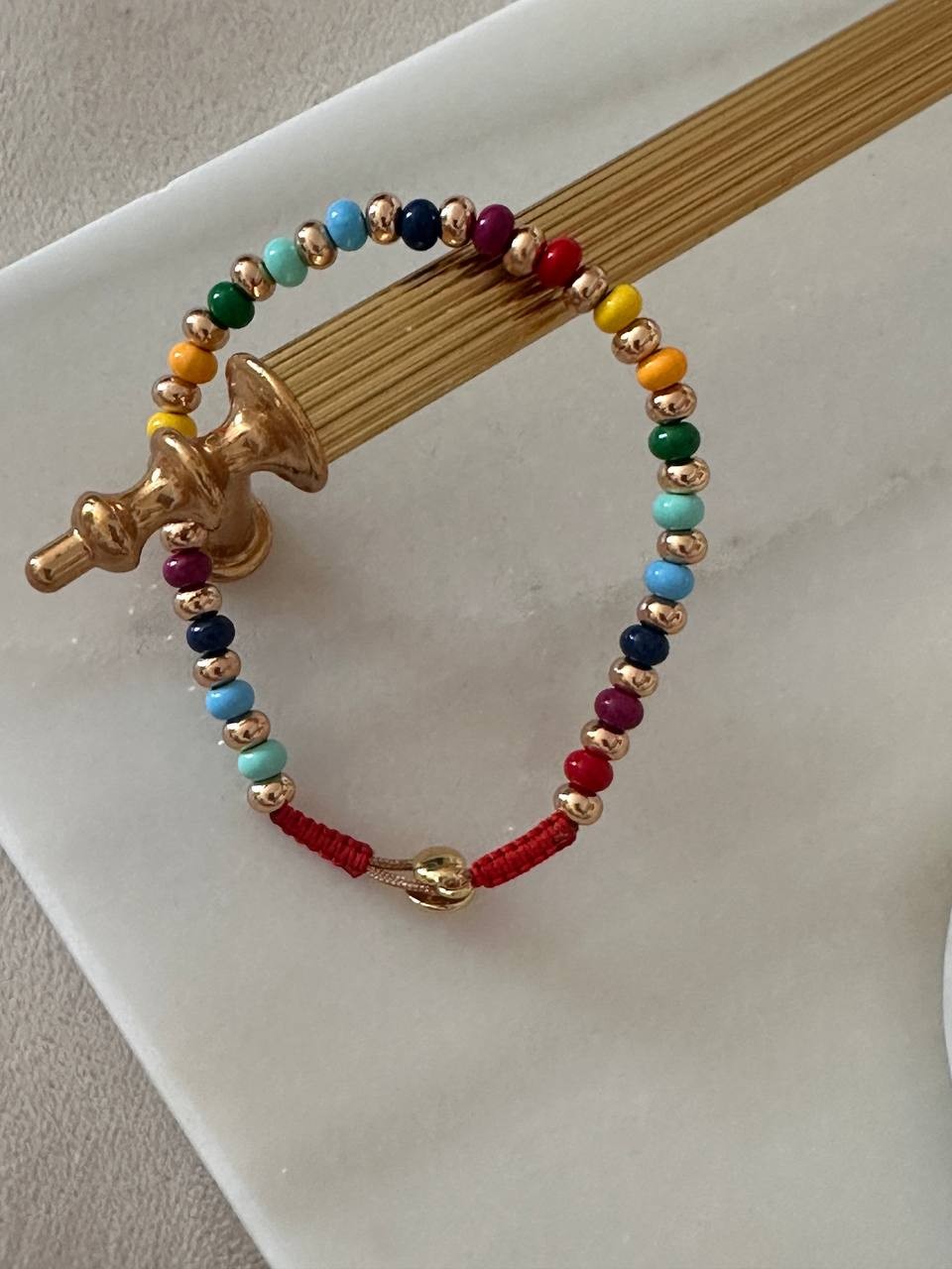 Gold Renk Kırmızı İpli Orijinal Doğal Taşlı Bilekli Uzunluk 17,5 cm.
