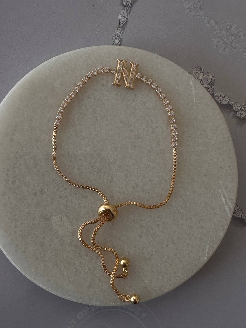 Gold Renk Zirkon Taşlı Rodyum Kaplama ( N ) Harfli Su Yolu Asansör Bileklik