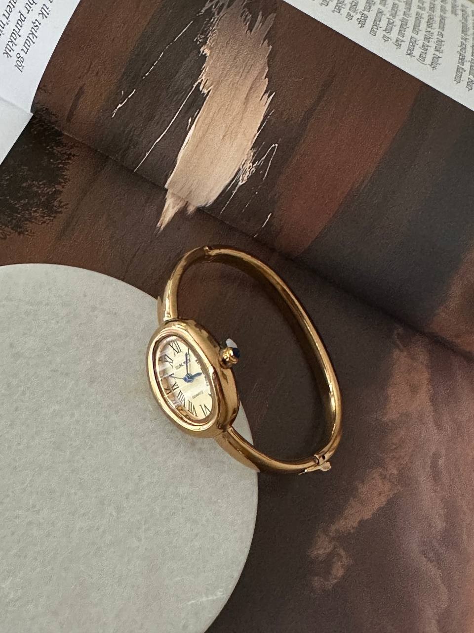 Paslanmaz Çelik Gold Renk Sarı Kadranlı Roma Rakamlı Kelepçe Model Kadın Kol Saati Genişlik 5,5 cm.