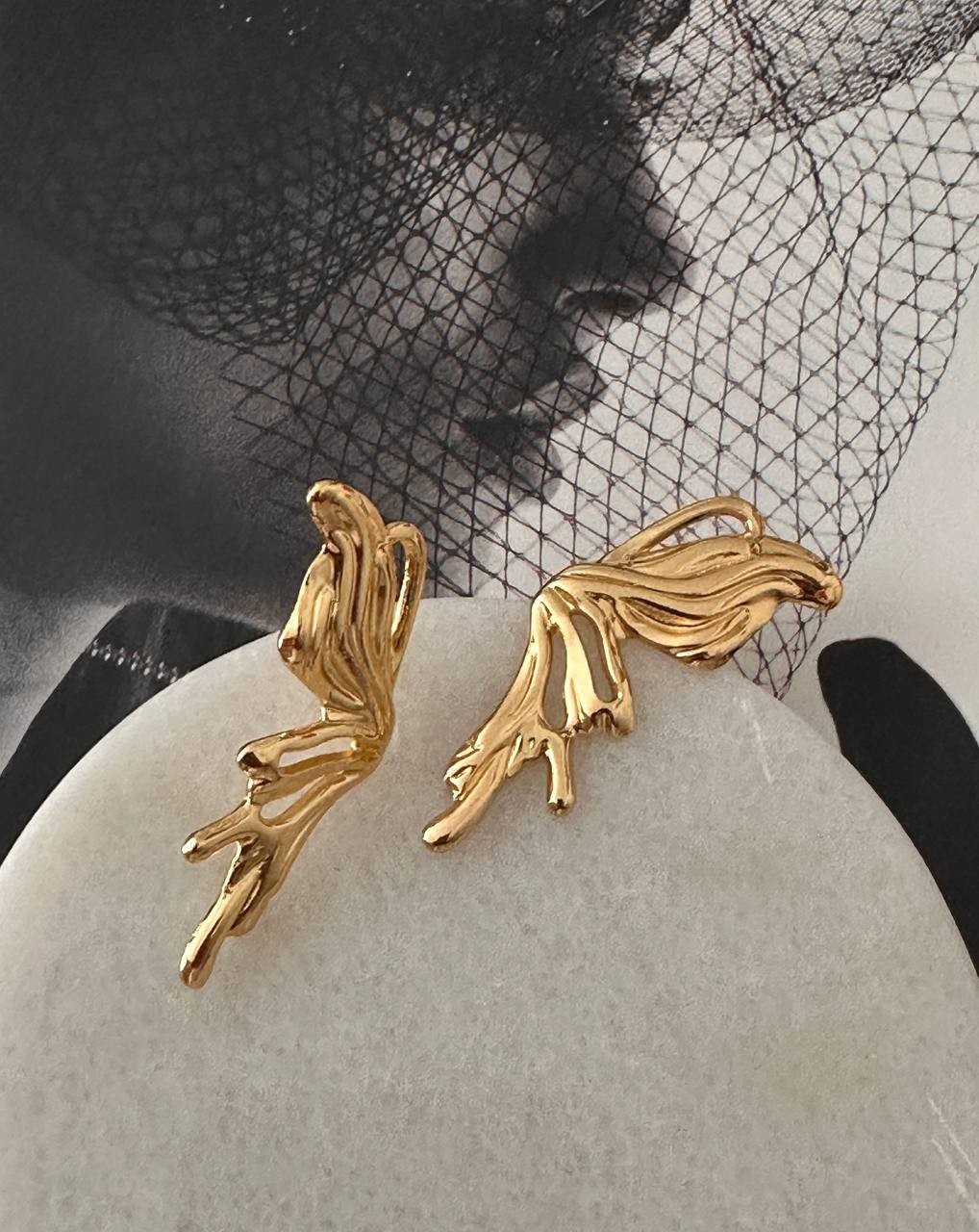 Vip Çelik Gold Renk Lazer Kesim Melek Kanat Figürlü Küpe Genişlik 1,5 cm. Uzunluk 5 cm.