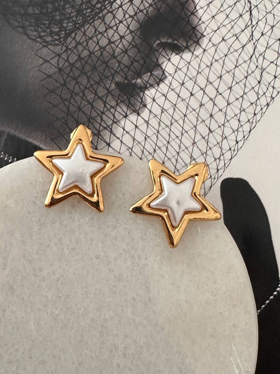 Vip Çelik Gold Renk Lazer Kesim Krem Rengi Taş Detaylı Yıldız Figürlü Küpe En Boy 2 cm.