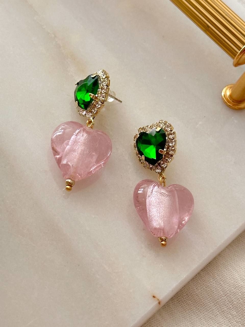 Gold Renk Rodyum Kaplama Yeşil Kristal Kalp Taş ve Pembe Kalp Sallantılı Küpe Uzunluk 4,5 cm.