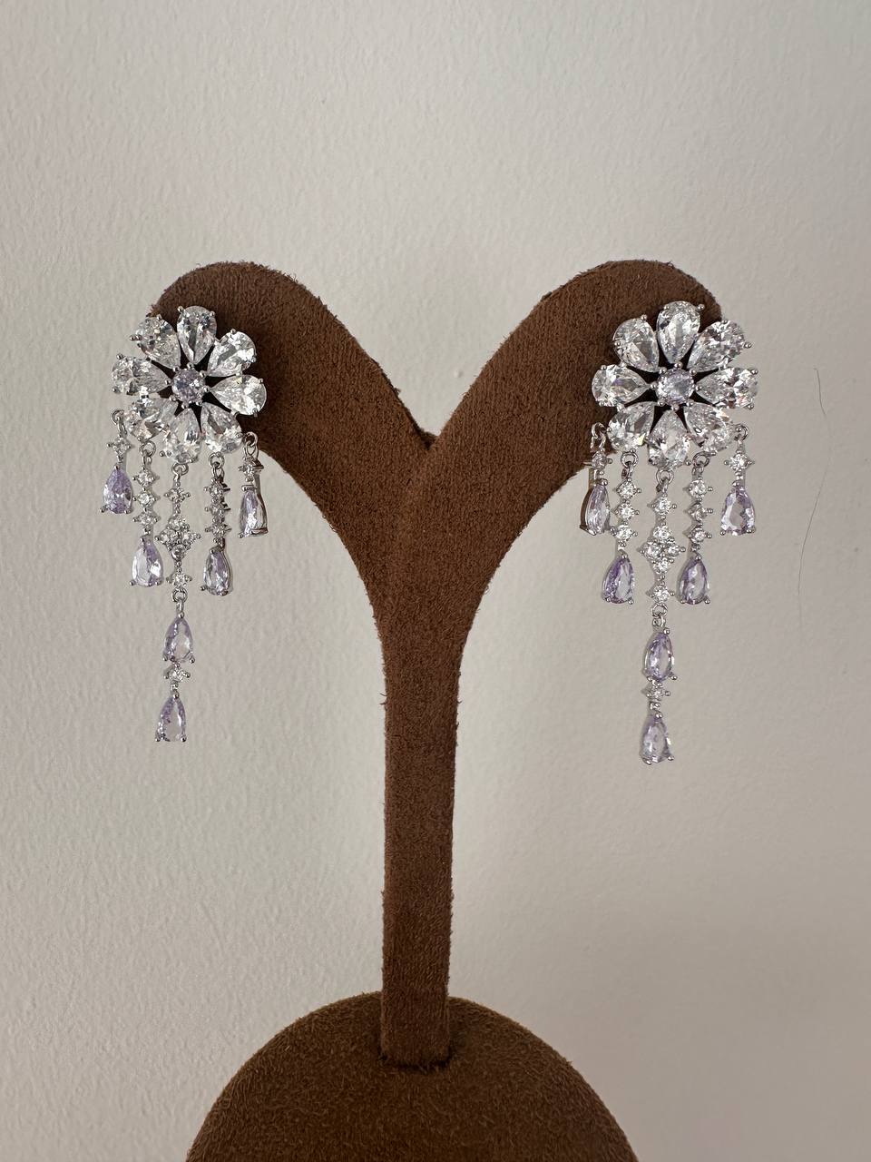 Vip Seri Gümüş Renk 925 K Gümüş Kaplama Zirkon Damla Taş Sallantılı Çiçek Figürlü Özel Tasarım Küpe Uzunluk 4 cm.