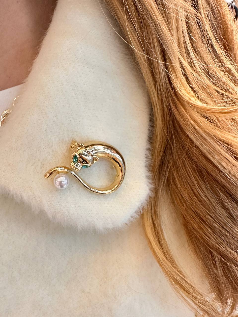 Metal Gold Renk Kristal Taşlı İnci Detaylı Aslan Figürlü Broş / Yaka İğnesi Genişlik 4 cm. Boy 2,5 cm.