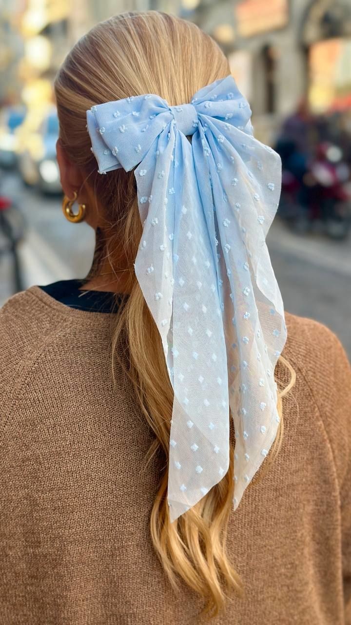 Gümüş Renk Açık Mavi Renk Kumaş Fiyonk Figürlü Uzun Klips Toka Genişlik 16 cm. Uzunluk 40 cm.