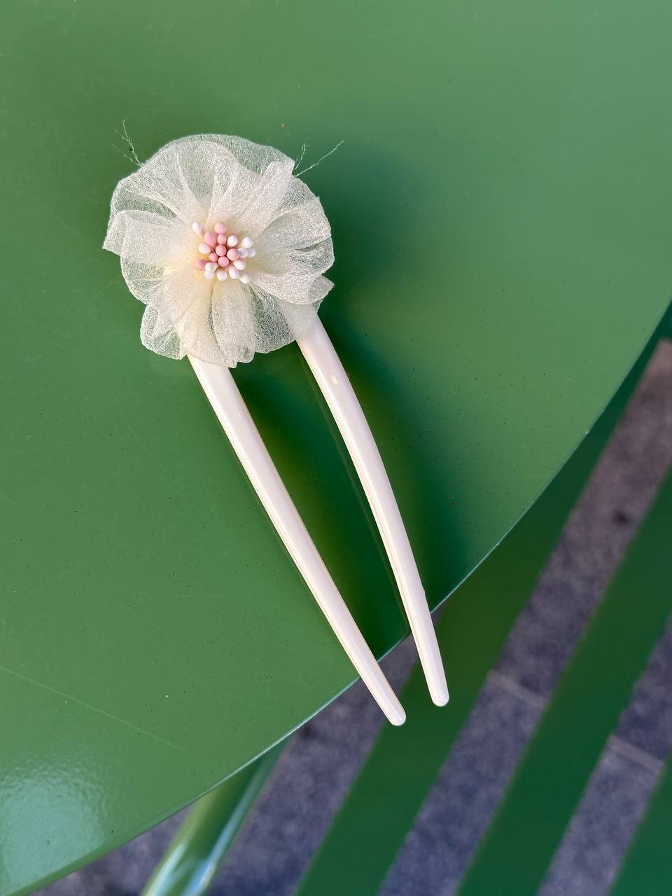 Krem Rengi Akrilik Tül Çiçek Figürlü Topuz Tokası Uzunluk 11 cm.