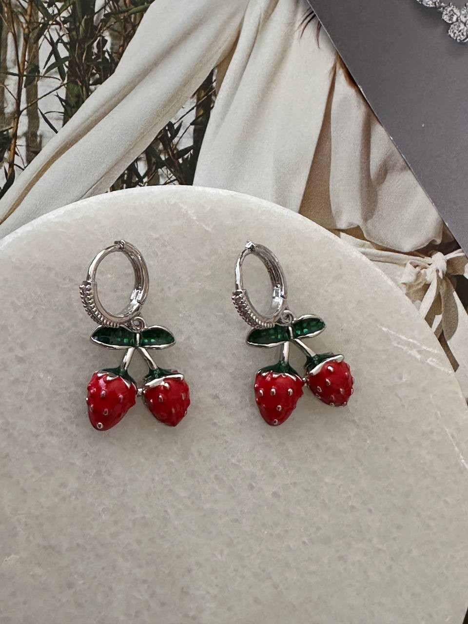 Gümüş Renk Rodyum Kaplama Zirkon Taşlı Çilek Sallantılı Halka Küpe Genişlik 1,3 cm. Uzunluk 3,5 cm.