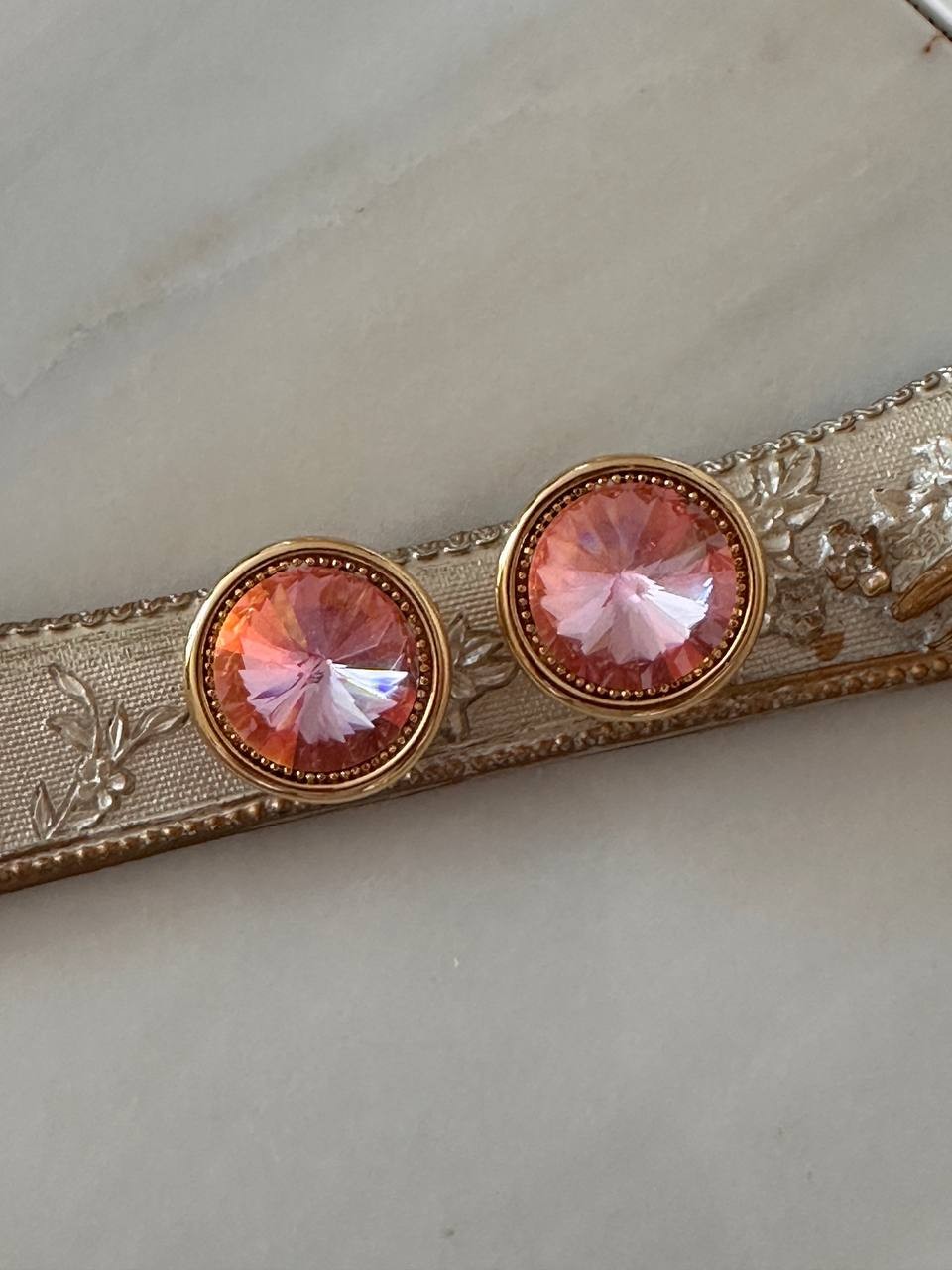 Vip Seri Gold Renk Pembe Zirkon Taşlı Rodyum Kaplama Tasarım Küpe Genişlik 2,5 cm.
