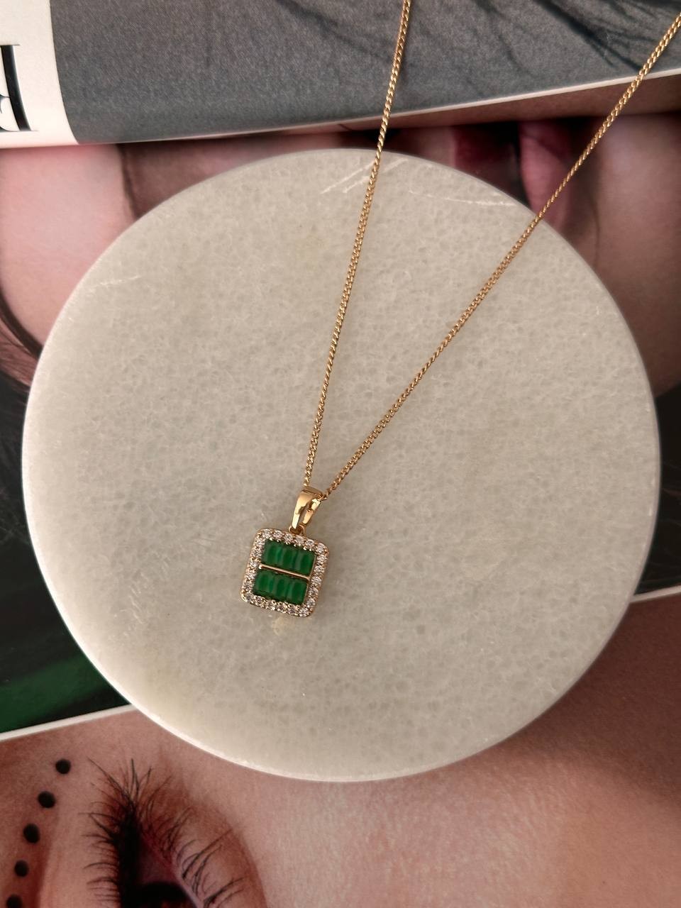 Vip Çelik Gold Renk Zirkon Beyaz ve Yeşil Taşlı Kare Antialerjik Kolye Uzunluk 45 cm.