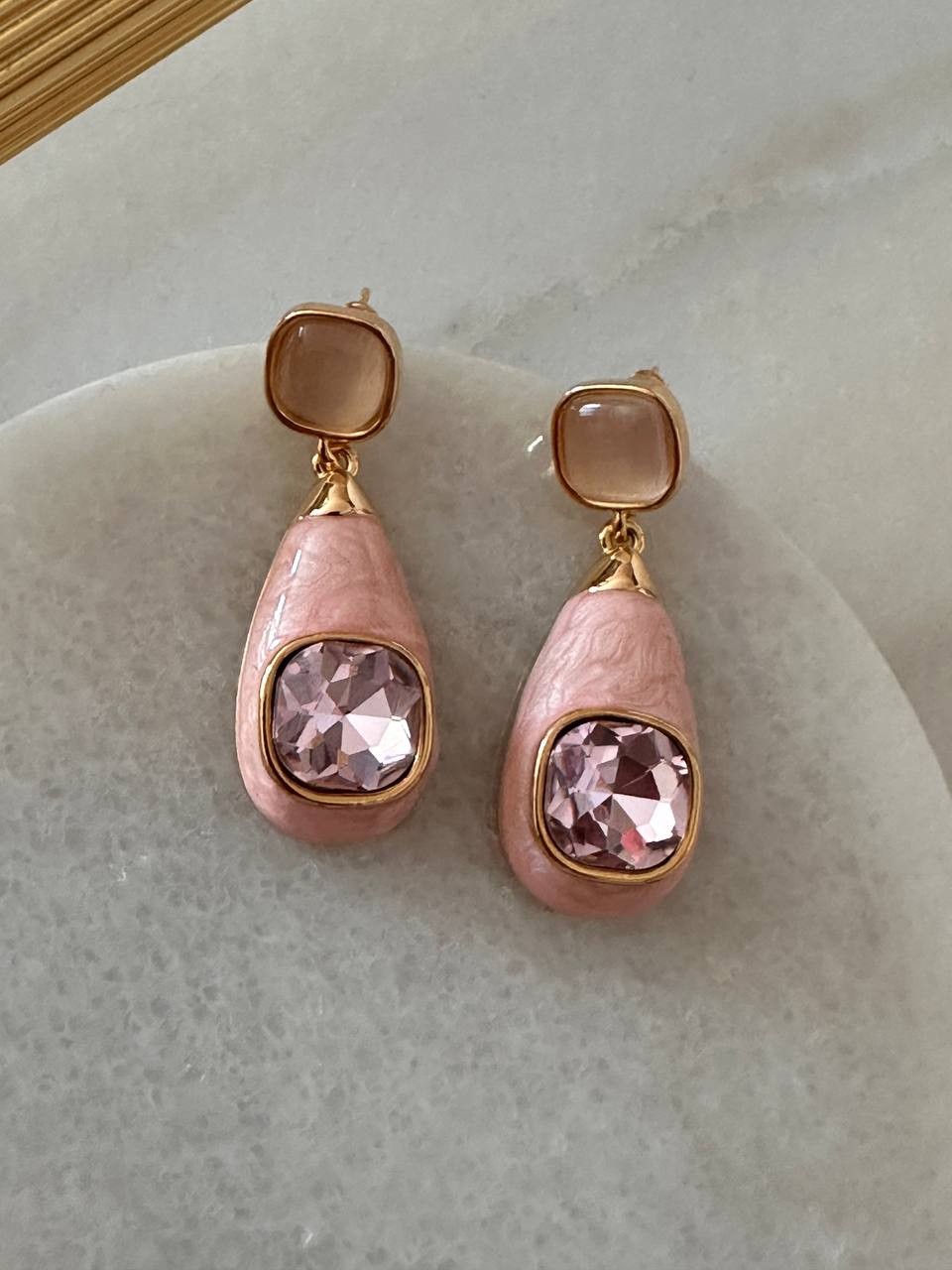 Vip Seri Gold Renk 925 K Gümüş Kaplama Pembe Taşlı Sallantılı Küpe Uzunluk 3,5 cm.