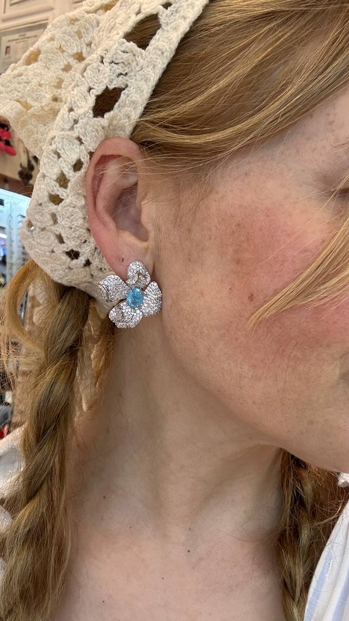 Vip Seri Gümüş Renk Zirkon Beyaz ve Turkuaz Taşlı Çiçek Figürlü Özel Tasarım Küpe En Boy 3 cm.