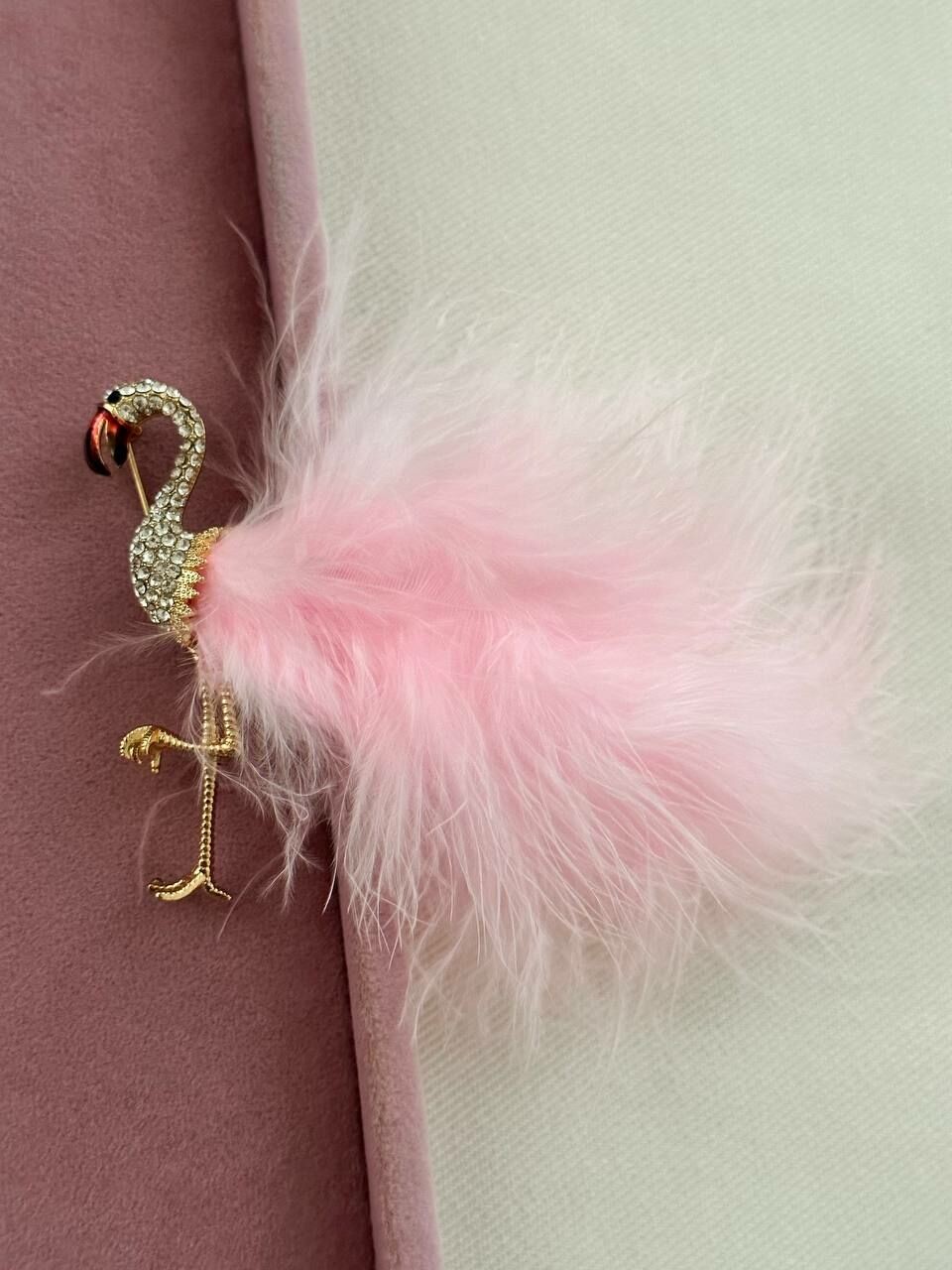 Gold Renk Kristal Taşlı Pembe Tüy Detaylı Flamingo Figürlü Broş Genişlik 10 cm. Boy 7 cm.