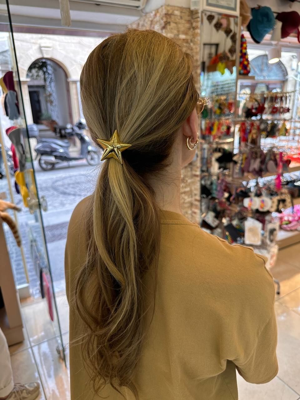 Gold Renk Yıldız Figürlü Siyah Lastik Toka En Boy 4,5 cm.