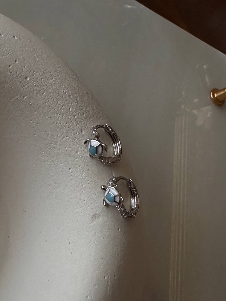 Vip Çelik Gümüş Renk Zirkon Taşlı Kaplumbağa Figürlü Antialerjik Halka Küpe Genişlik 1,3 cm.