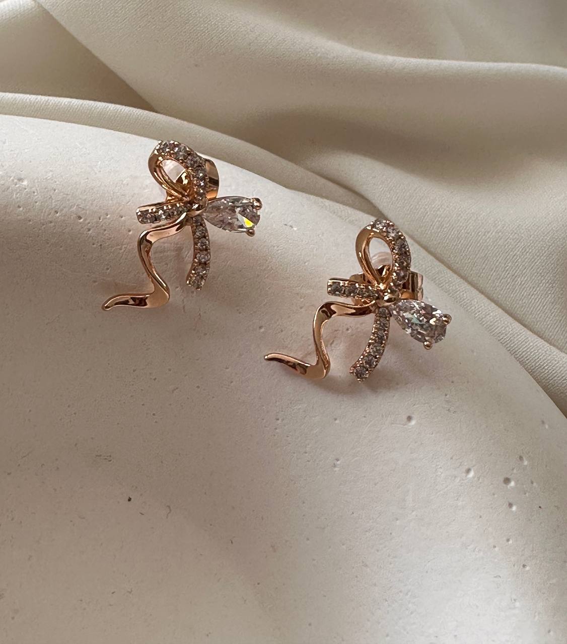 Vip Çelik Gold Renk Zirkon Taşlı Fiyonk Figürlü Küpe Genişlik 1,5 cm. Uzunluk 2,5 cm.