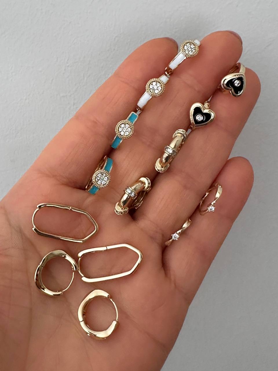 Vip Çelik Gold Renk Zirkon Taşlı Beyaz Mineli Antialerjik Halka Küpe Genişlik 1,5 cm.