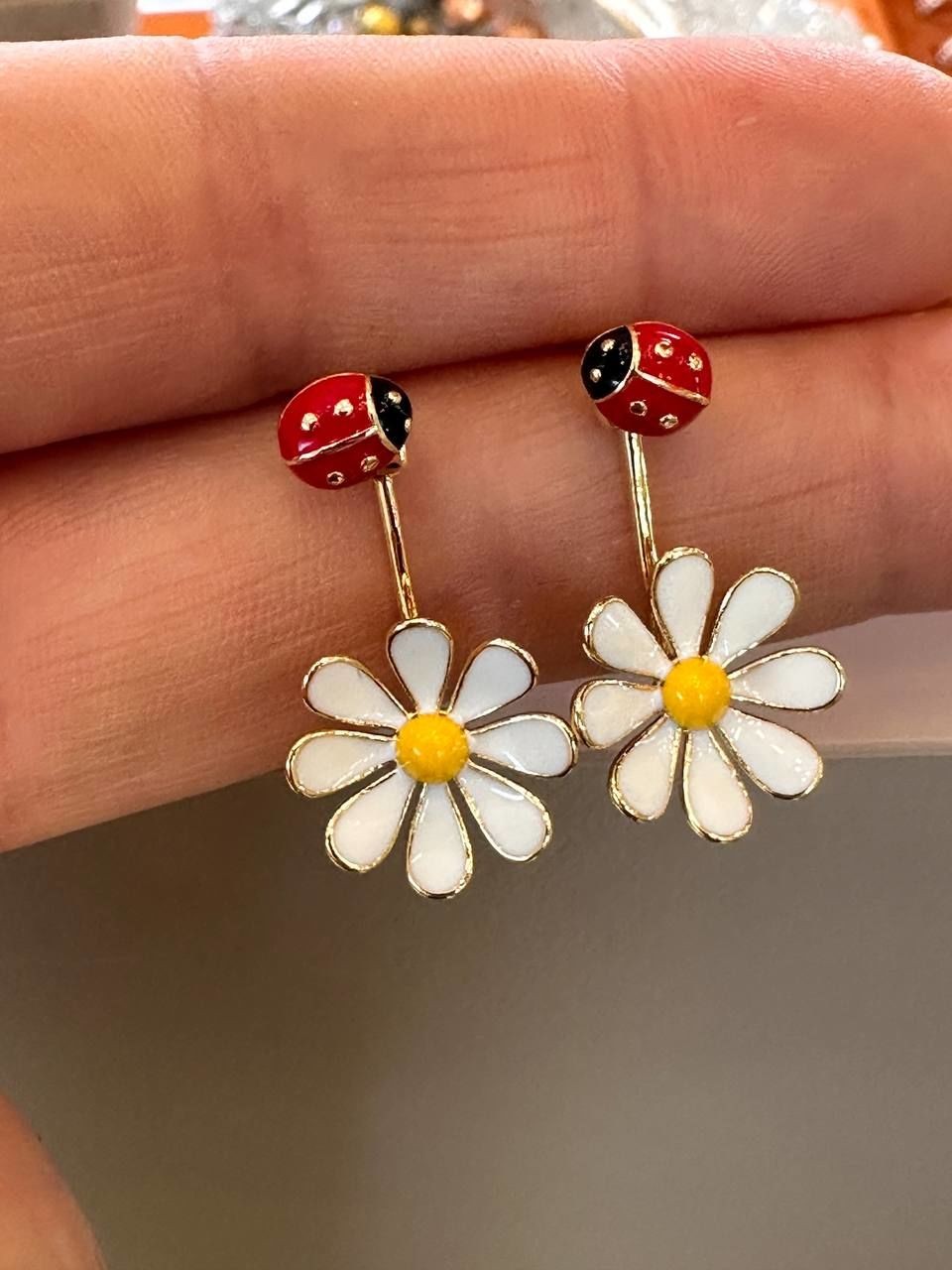 Vip Çelik Gold Renk Mineli Uğur Böceği ve Papatya Sallantılı Özel Tasarım Küp Uzunluk 2,5 cm.