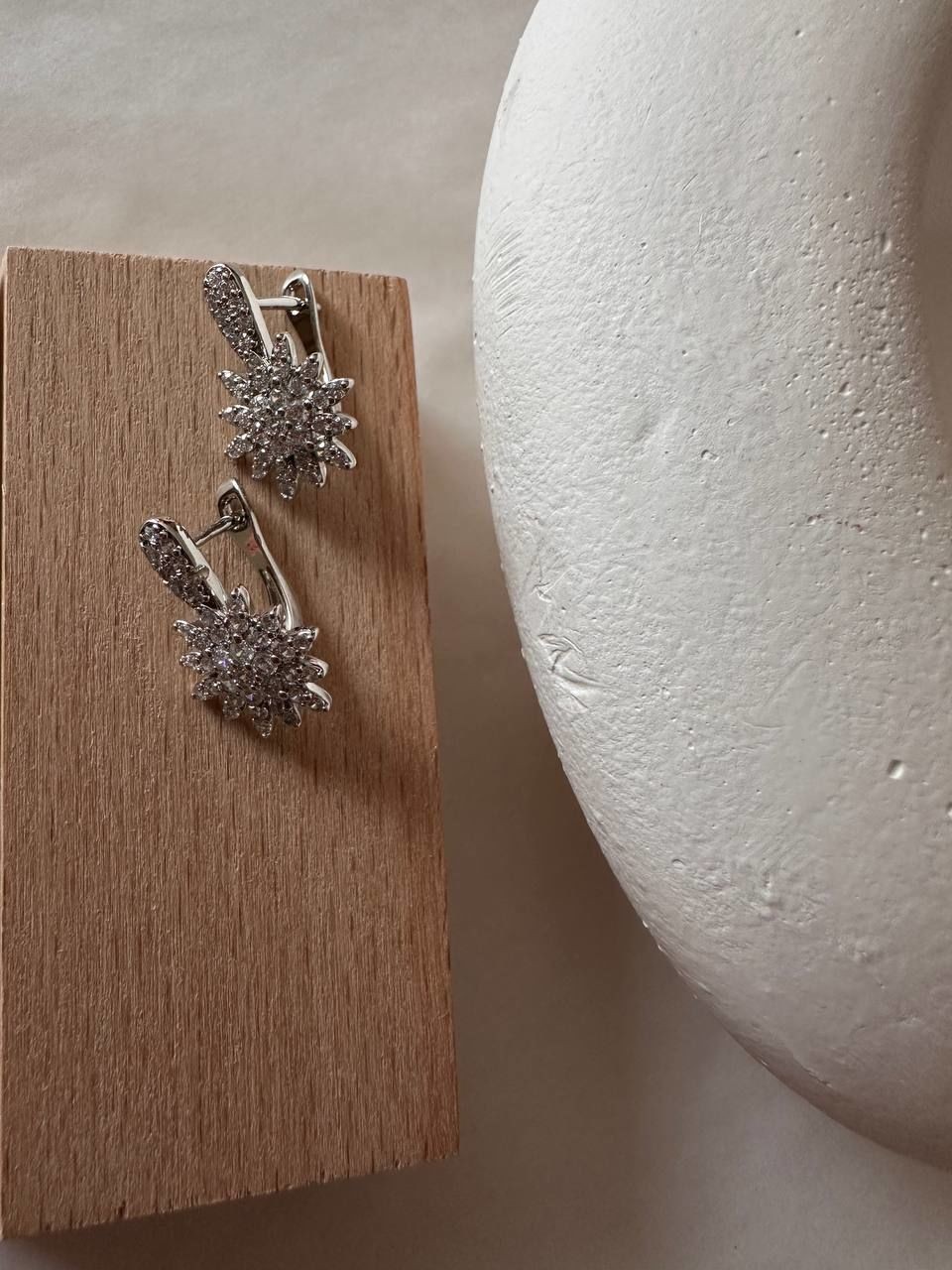 Vip Çelik Platin Renk Zirkon Taş Çiçek Figürlü Antialerjik Oval Halka Küpe Genişlik 1 cm. Uzunluk 2 cm.