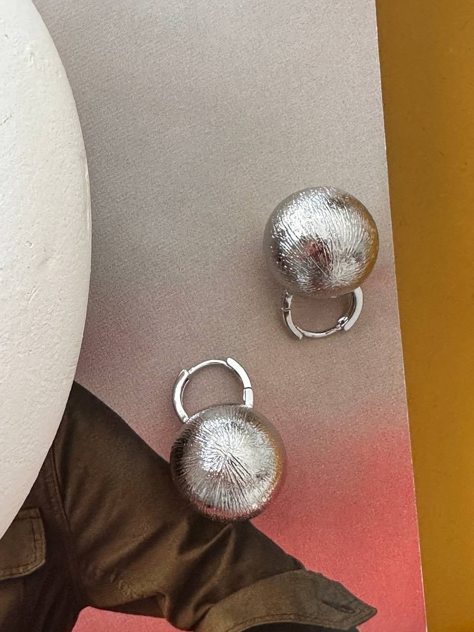 Vip Çelik Gümüş Renk Premium Seri Top Detaylı Halka Küpe Genişlik 2 cm. Uzunluk 2,5 cm.