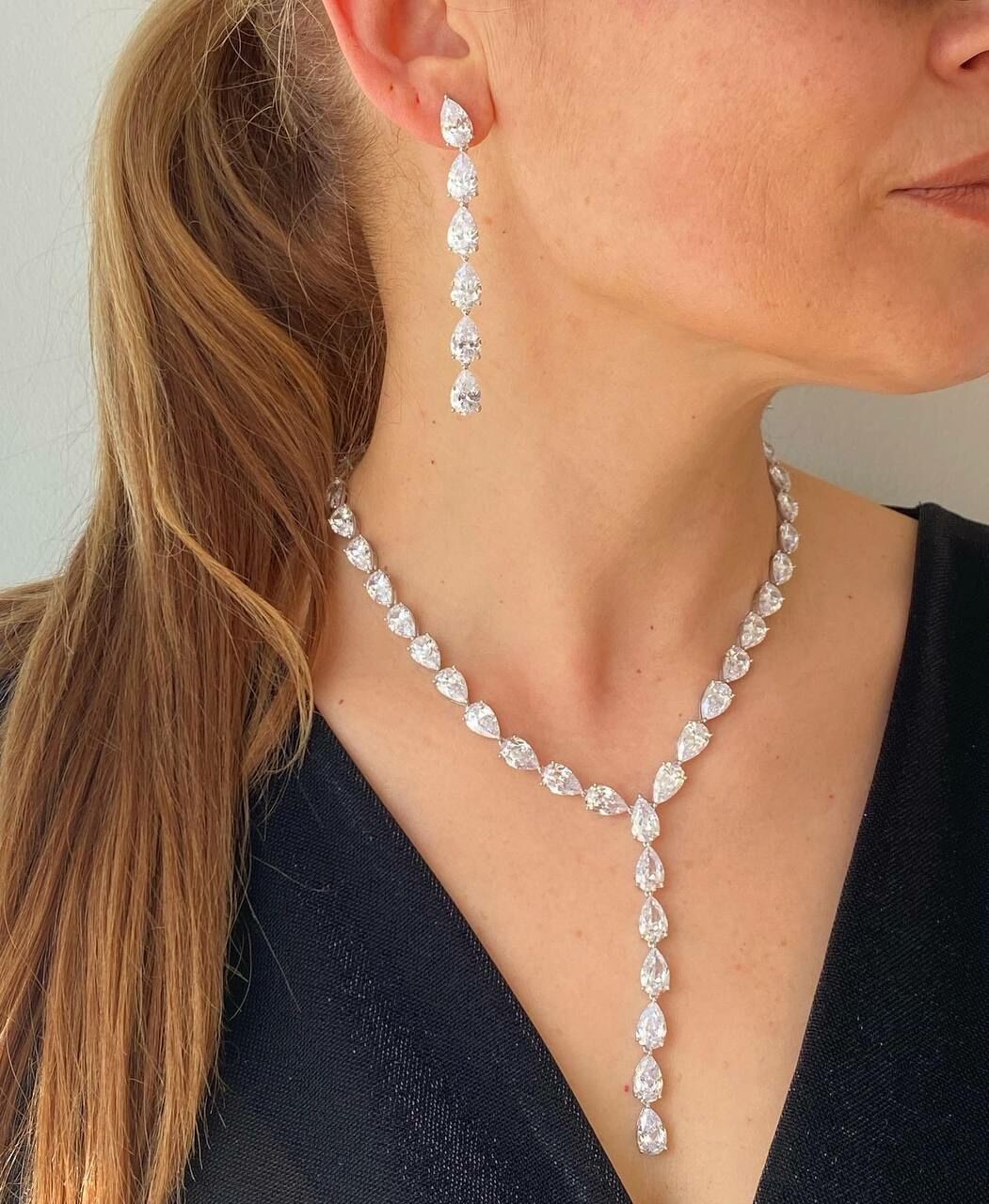 Vip Çelik Platin Renk Zirkon Damla Taşlı Antialerjik Özel Tasarım Set Takım Uzunluk 43 cm. Uç Uzunluk 8 cm. Küpe Uzunluk 7 cm.