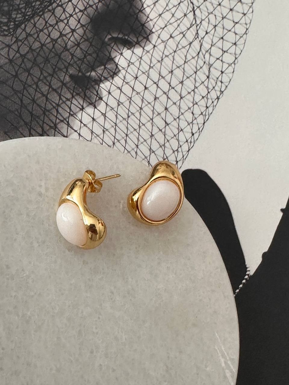 Vip Çelik Gold Renk Lazer Kesim Krem Rengi Taş Detaylı Damla Küpe Uzunluk 1,5 cm.