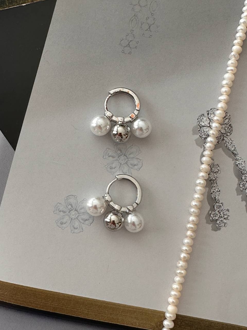 Vip Çelik Gümüş Renk İnci ve Top Detaylı Halka Küpe Genişlik 1,5 cm.