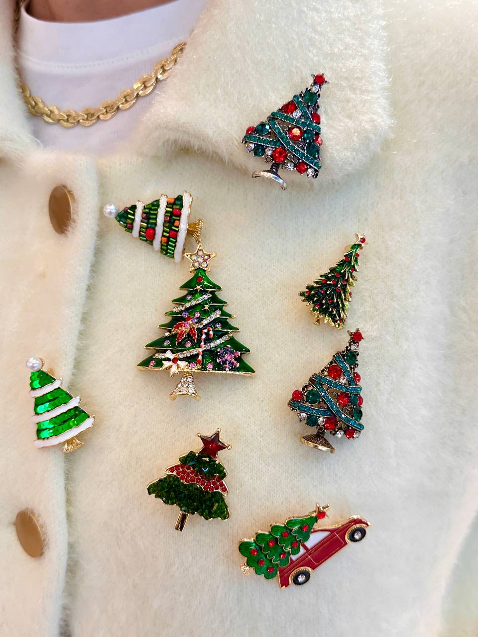 Metal Gold Renk Kırmızı Kristal Taşlı Çam Ağacı Tasarım Yılbaşı Temalı Broş / Yaka İğnesi Uzunluk 3,5 cm.