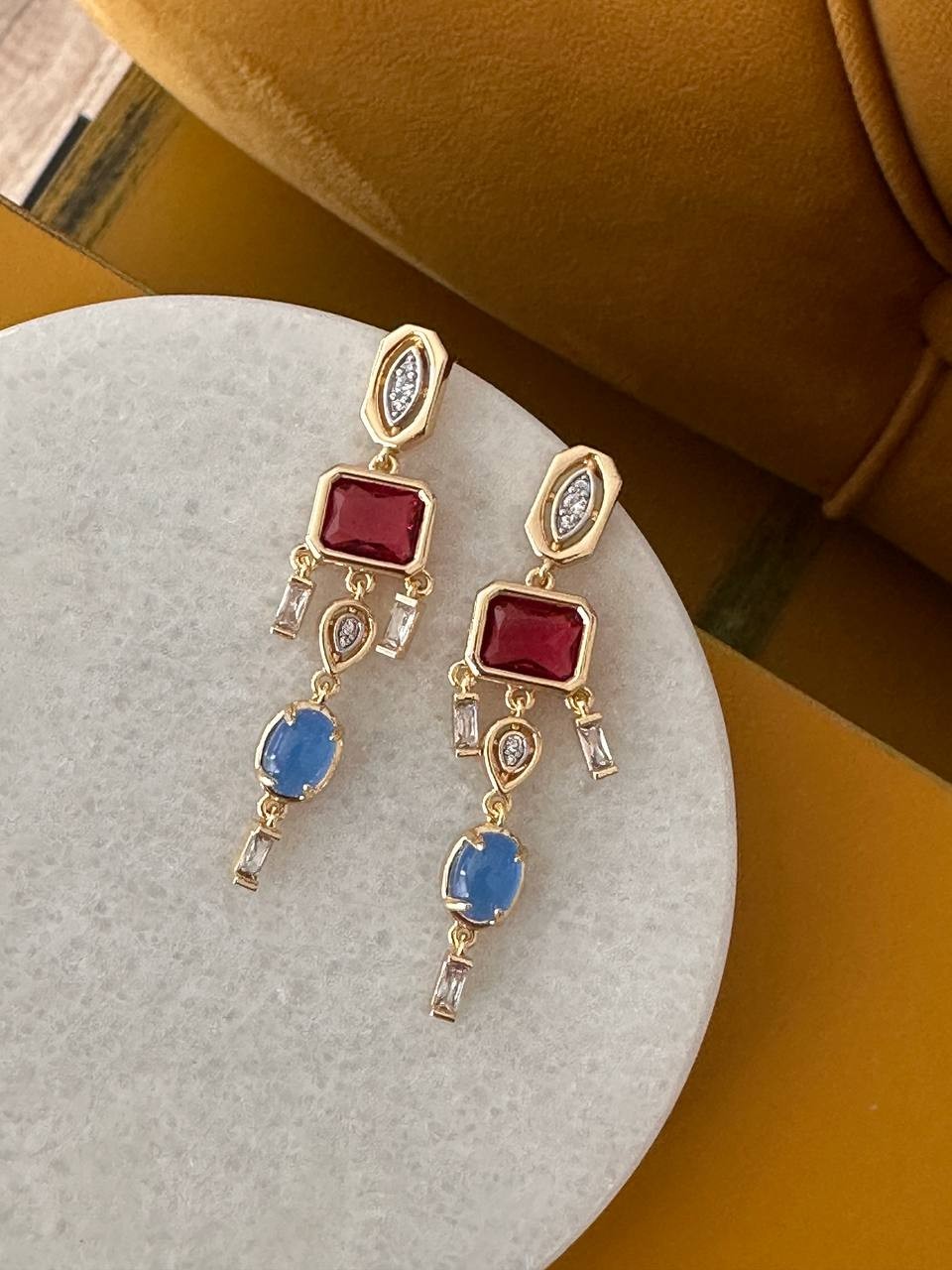 Gold Renk Zirkon Beyaz Kımızı ve Mavi Taşlı Rodyum Kaplama Sallantılı Küpe Uzunluk 5 cm.