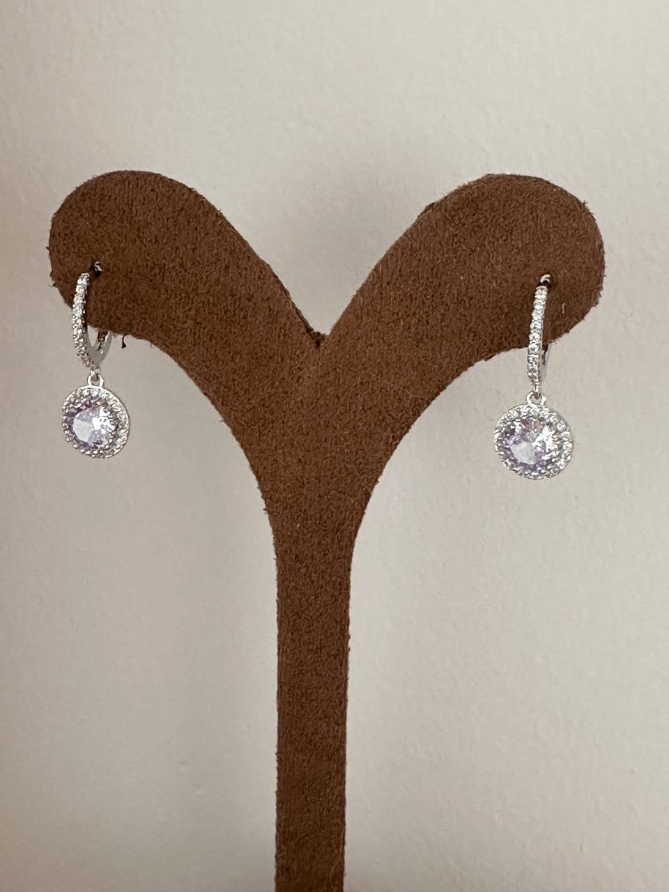 Vip Seri Gümüş Renk 925 K Gümüş Kaplama Zirkon Taşlı Halka Küpe Genişlik 1,2 cm. Uzunluk 2,2 cm.