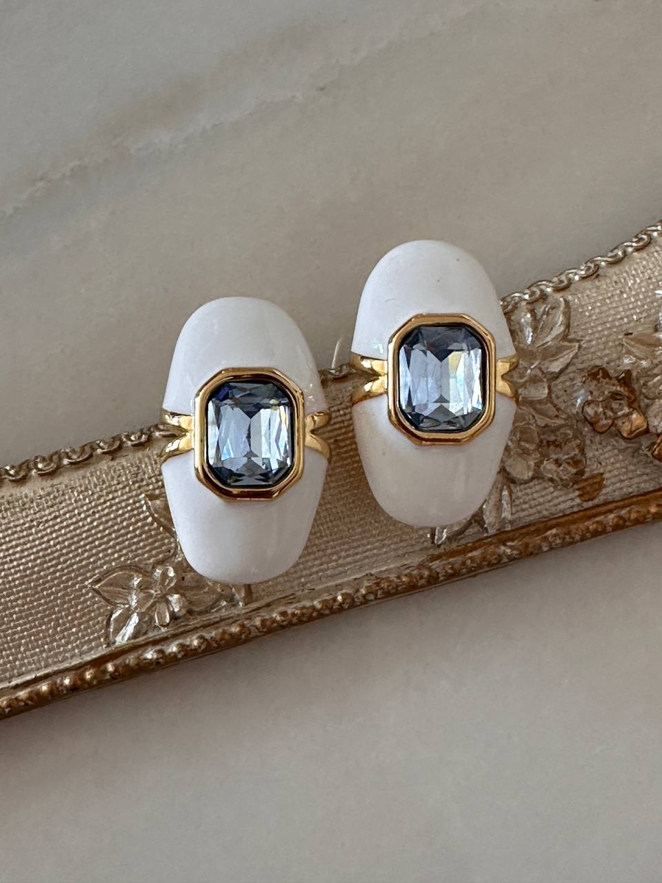 Vip Seri Gold Renk Zirkon Açık Füme Taşlı Beyaz Mineli Rodyum Kaplama Oval Küpe Genişlik 1,5 cm. Uzunluk 3 cm.