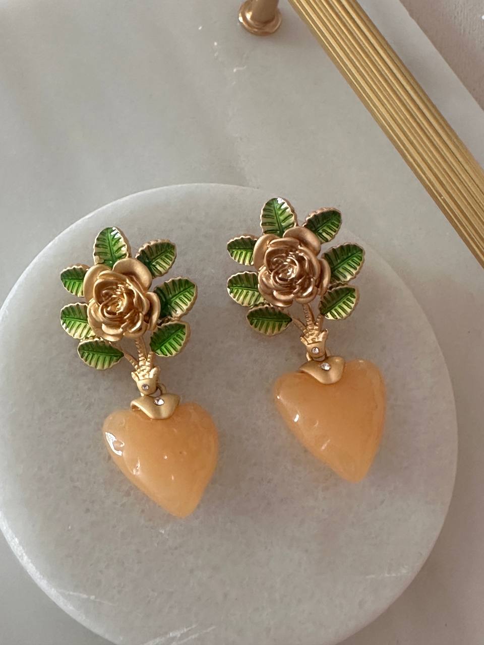 Gold Renk 925 K Gümüş Kaplama Zirkon Taşlı Mineli Çiçek Figürlü Çilek Sallantılı Küpe Genişlik 3 cm. Uzunluk 5,5 cm.