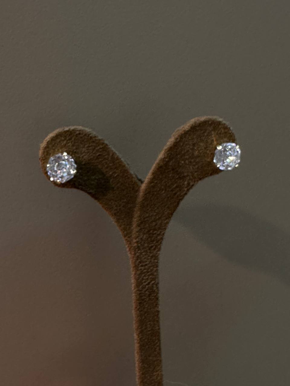 Vip Seri 925 K Gümüş Kaplama Gold Renk Kubik Zirkon Tek Taş Küpe Genişlik 8 mm.