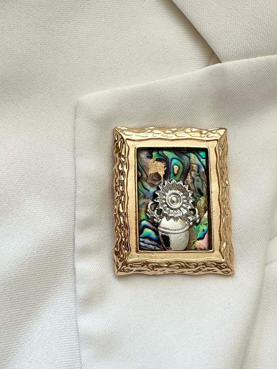 Gold Renk Renkli Tablo Figürlü Broş Genişlik 4 cm. Uzunluk 5 cm.