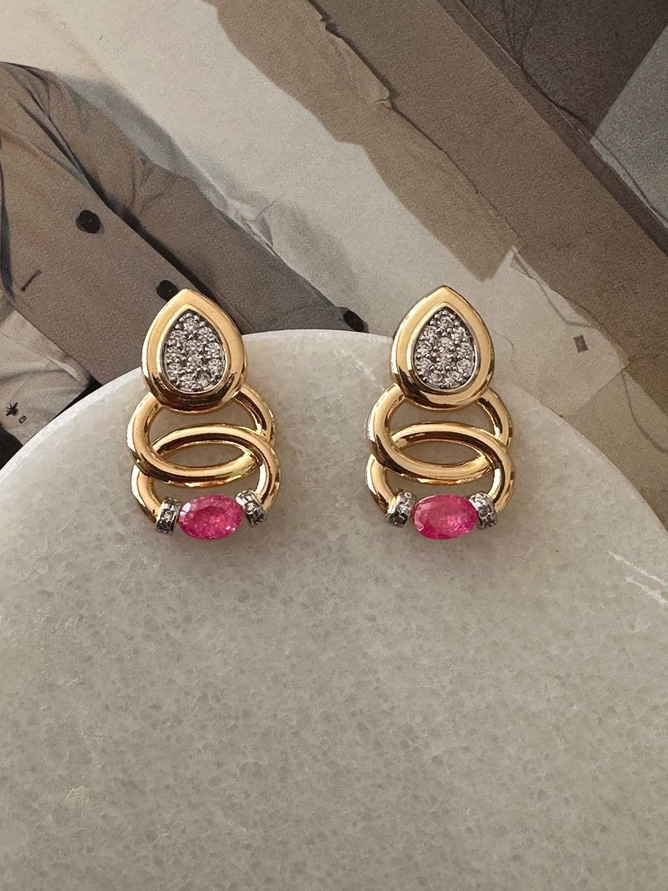 Gold Renk Zirkon Pembe ve Beyaz Taşlı Rodyum Kaplama Vip Seri Tasarım Küpe Uzunluk 2,5 cm.