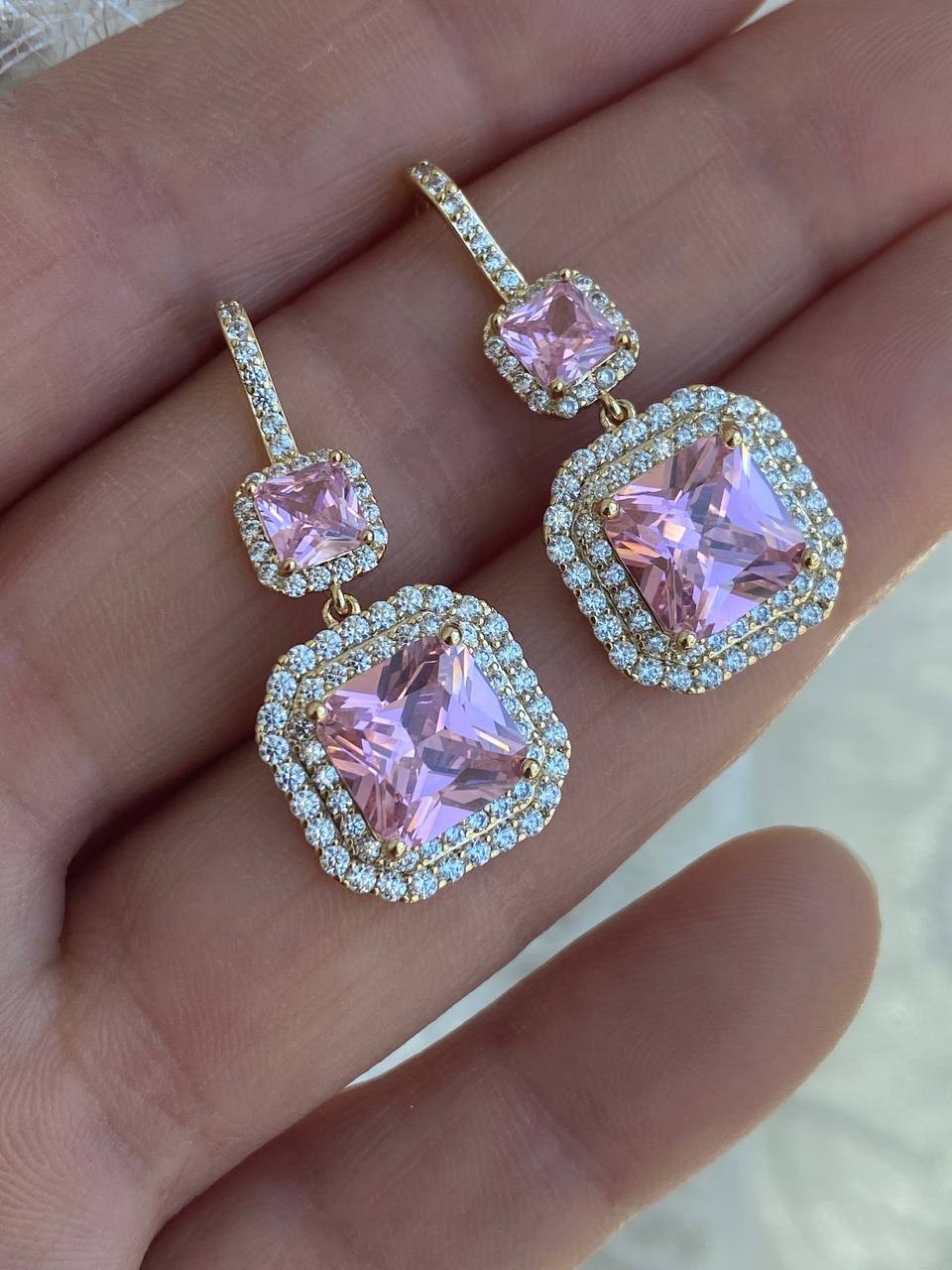 Vip Çelik Gold Renk Pembe Zirkon Baget Taş Sallantılı Antialerjik Küpe Genişlik 1,5 cm. Uzunluk 3 cm.